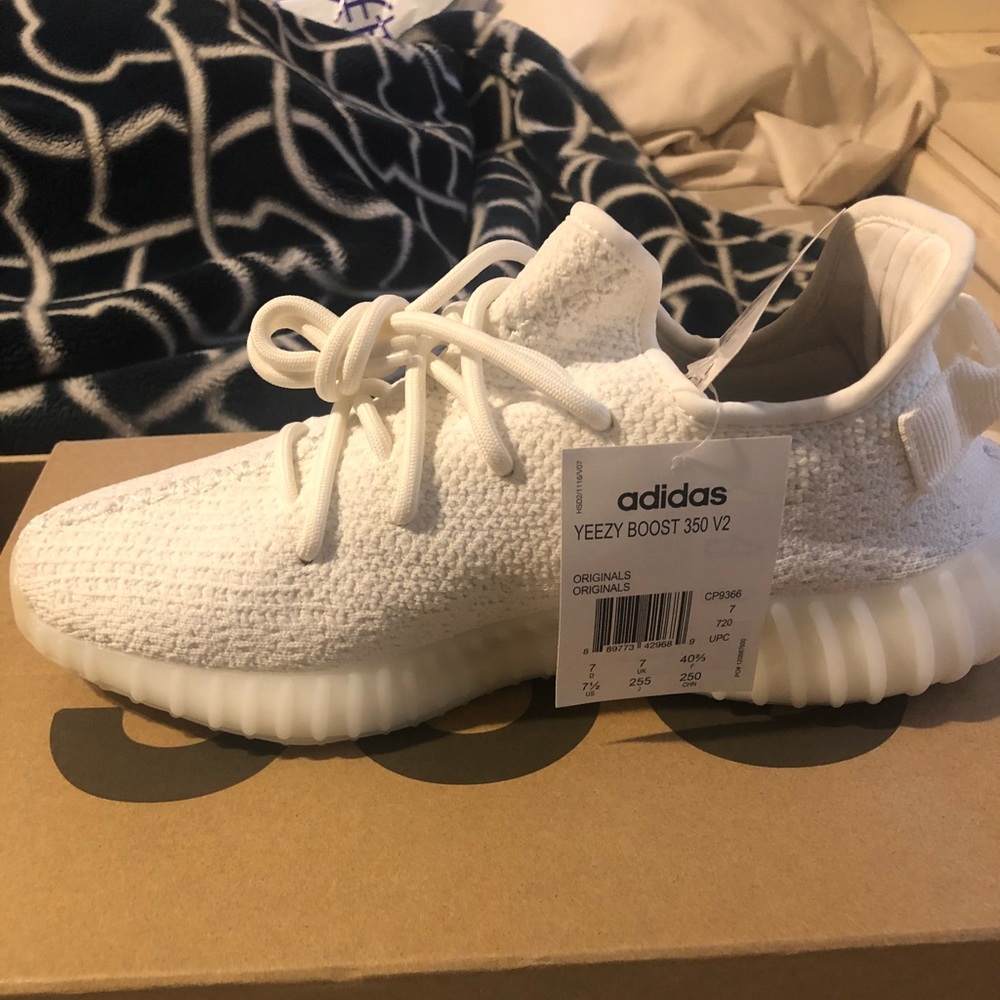 YEEZY 350 TRIPLE WHITE V2